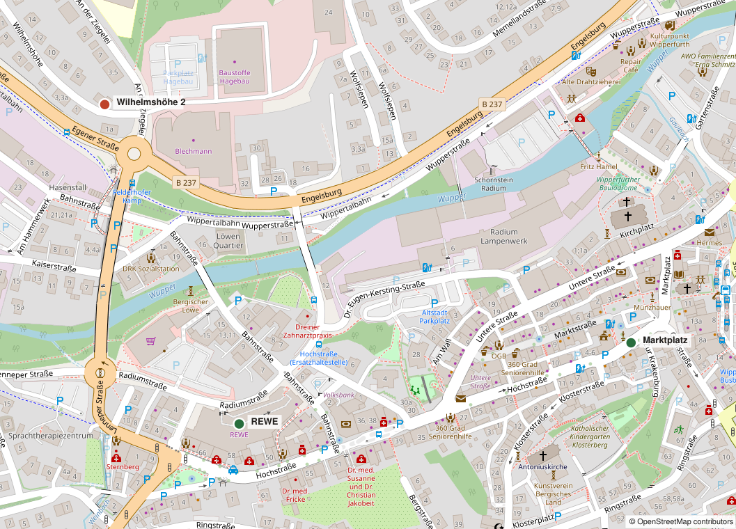 Kartenausschnitt (OpenStreetMap) von Wipperfürth mit drei Markierungen: das Grundstück Wilhelmshöhe 2 im Nordwesten, der Supermarkt REWE an der Bahnstraße rund 500 Meter südöstlich und der Marktplatz rund 800 Meter östlich.